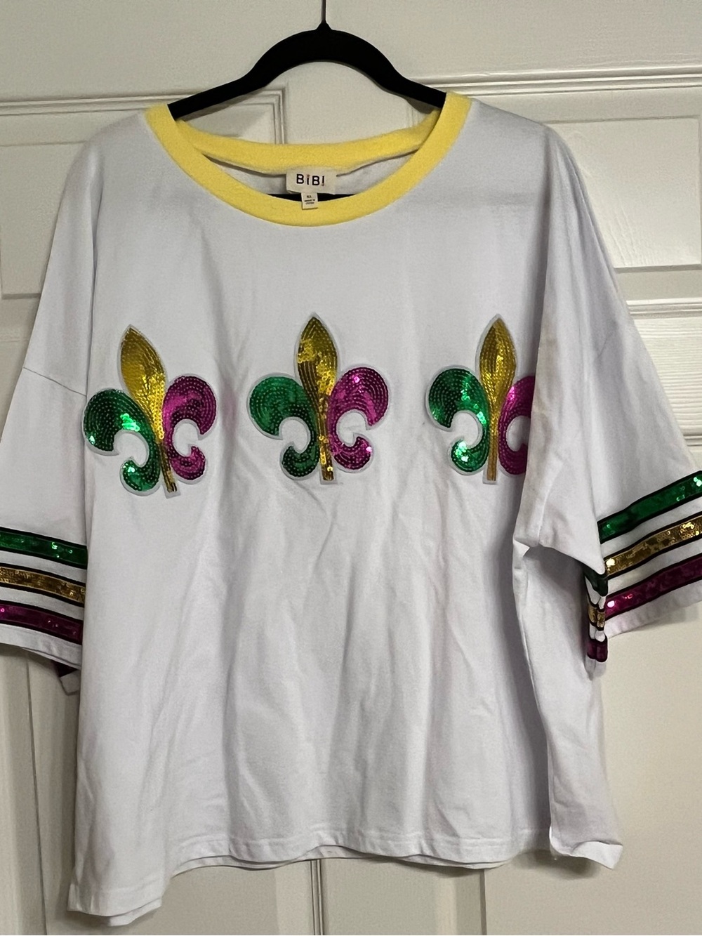 BiBi White Tee with Yellow Neckline and Multicolor Sequin Fleur-de-Lis
